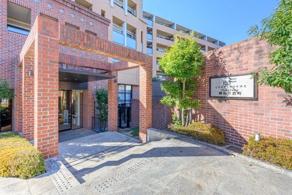 レンガのエントランスゲートが居住者や来訪者を温かく迎え入れます
