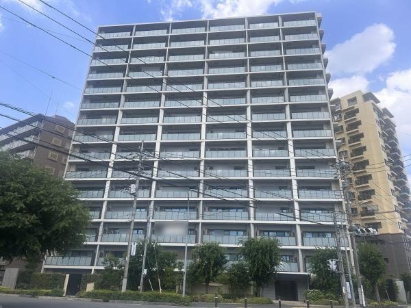 マンション正面から撮影した現地外観