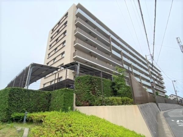 総戸数９４戸　８階建て　タイル張りの建物外観