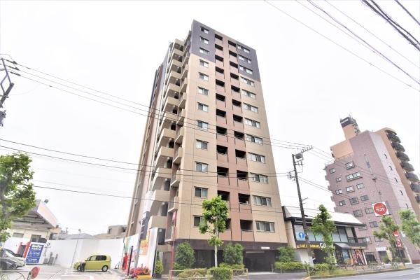 耐震スリットのあるタイル張りの外観