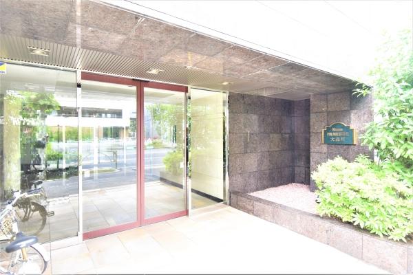 ガラス張りオートロックの風除室
