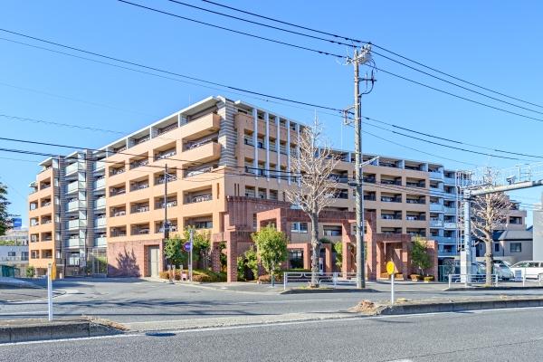 高台に位置する総戸数112戸の大規模レジデンス
