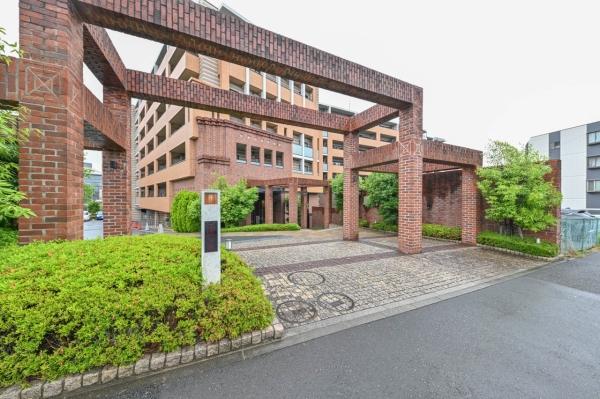 レンガタイルを採用したヨーロッパ建築を思わせる外観