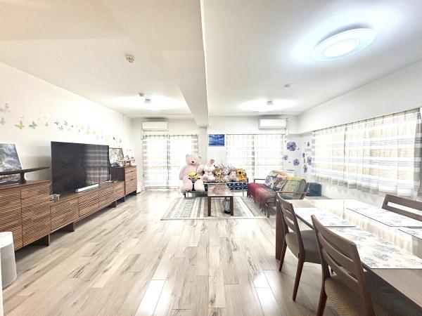 明るい陽光が差し込む約20.0帖の南西向きLDK