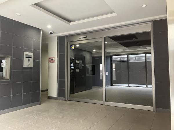 不審者や勧誘員などが建物内に立ち入るのを防いでくれるオートロック付き。