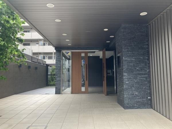 不審者や勧誘員などが建物内に立ち入るのを防いでくれるオートロック付き。