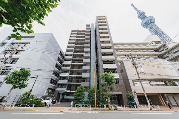 東京スカイツリーを目前に望む立地。2014年8月築のマンションです。