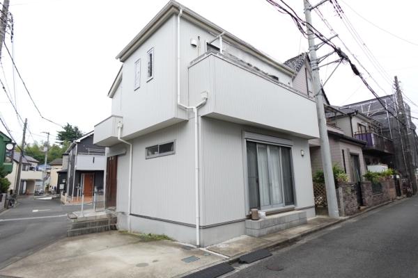 西側からの外観