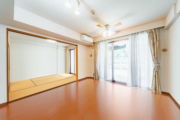 家具の配置がしやすい縦長のリビングダイニング。（ＣＧで作成したリフォームイメージです）