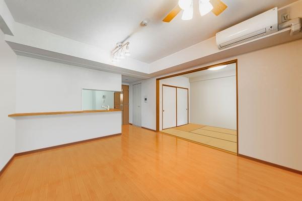 家具の配置がしやすい縦長のリビングダイニング。（ＣＧで作成したリフォームイメージです）