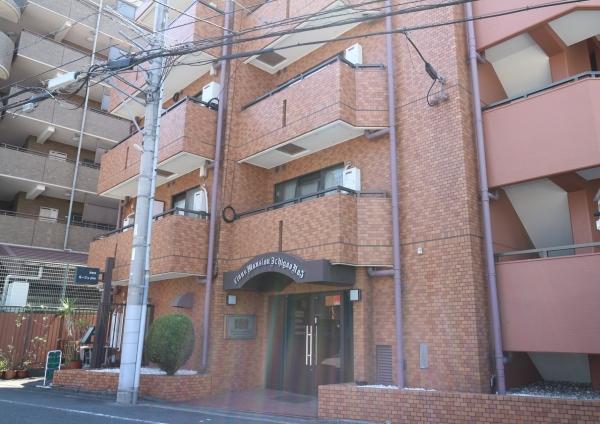 駅近くに佇む５階建てマンション