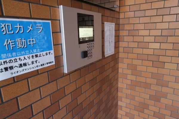 駅近くに佇む５階建てマンション
