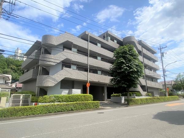 1995年6月完成の平成築マンション。エレベーター・オートロックもついています