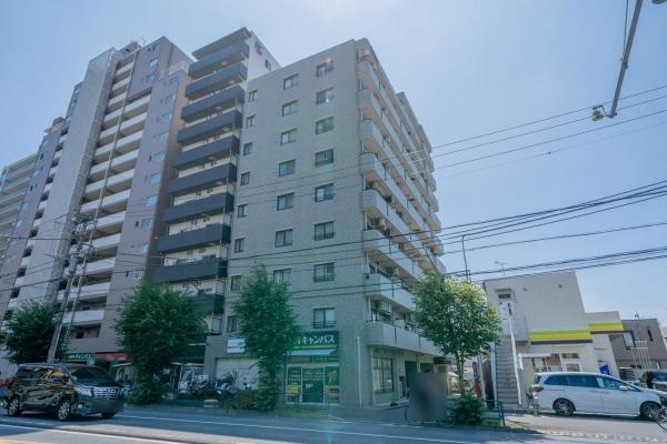 重厚感のあるタイル張りの外観