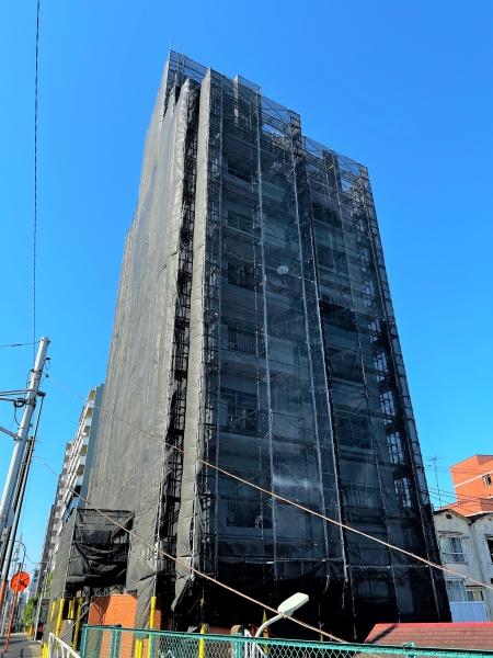 現地外観写真（大規模修繕工事中　期間：4月〜7月　内容：外壁、防水、内壁、各所）
