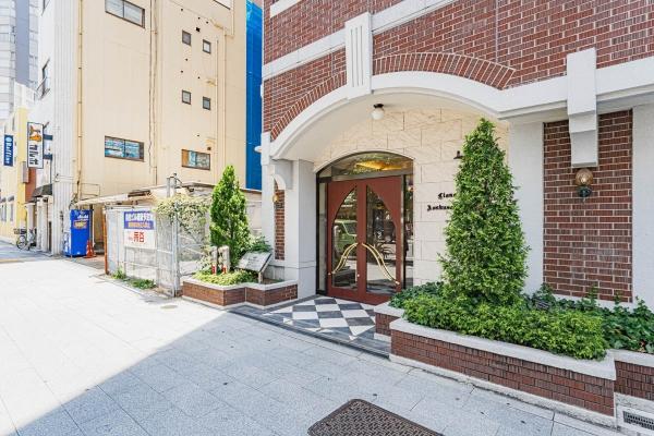 エントランス入口不審者や勧誘員などが建物内に立ち入るのを防いでくれるオートロック付き。