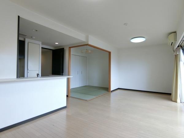 採光を室内に取り込みやすい横長のリビングダイニングです。