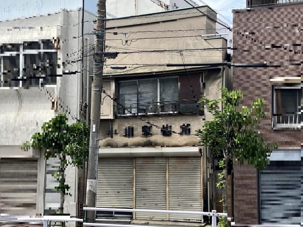 建物の南東側から撮影