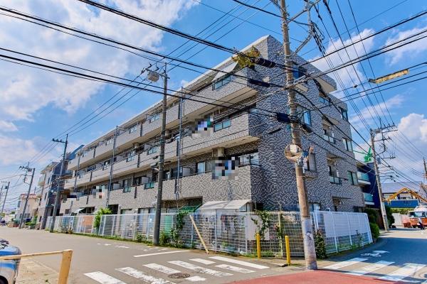外壁タイル貼りの外観。