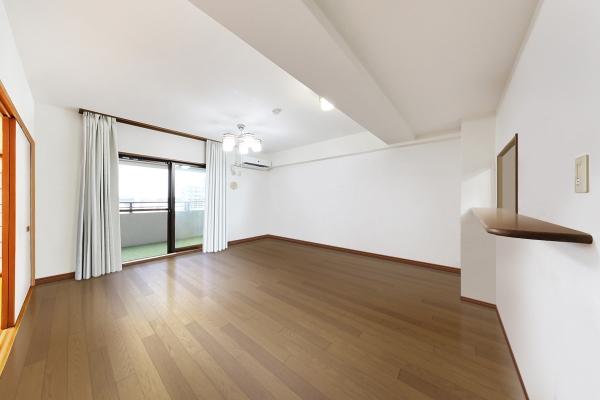 南西側バルコニーからの眺望。夜景も楽しめます。