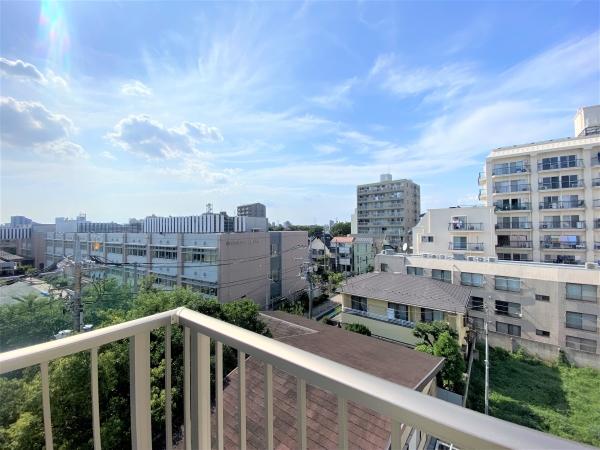 5階部分に位置しており、周囲に視界を遮る建物はありません。