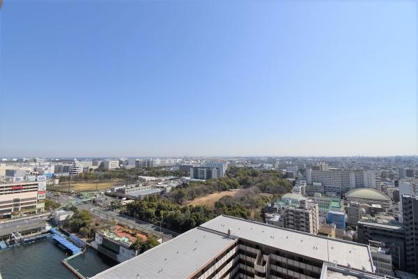 南側バルコニーからの眺望、周りに高い建物がない為開けております
