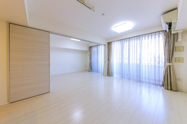 広々としたリビングは南側バルコニーからの陽当たり良好