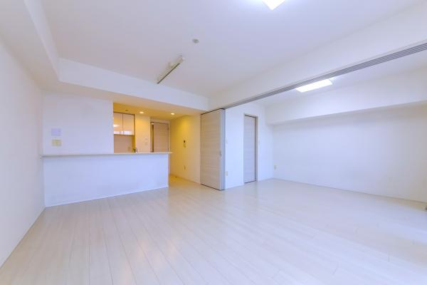 広々としたリビングは南側バルコニーからの陽当たり良好