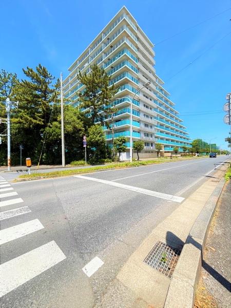 青のグラデーションが綺麗な建物外観