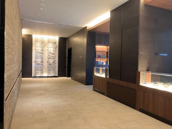 エントランスフロアはガラス張りにより、開放的でホテルライクな空間を演出します