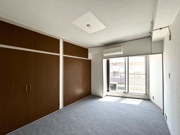 大きな窓から明るい日差しが入ります