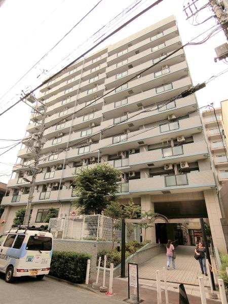 明るいタイル貼りの外観です。