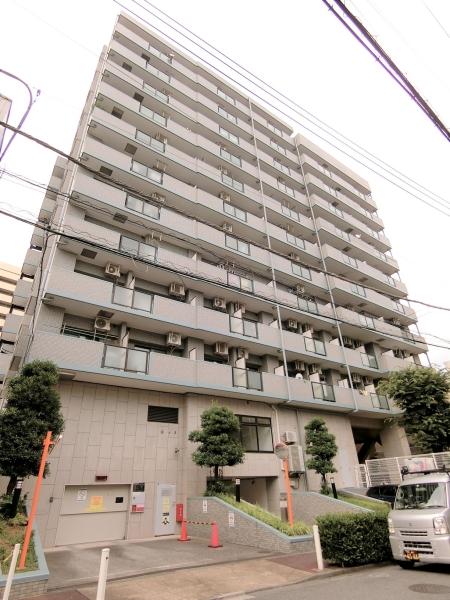 明るいタイル張りの外観