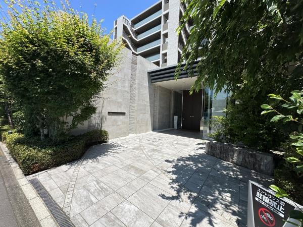 エントランスフロアはガラス張りにより、開放的でホテルライクな空間を演出します。