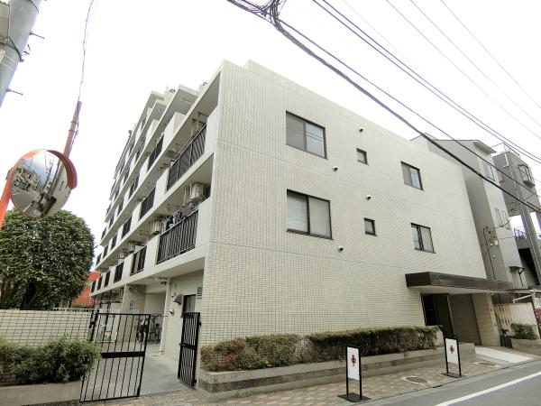白色タイル張りの外観です