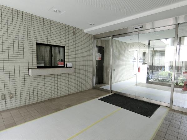 エントランスには屋根がついているので雨の日でも落ち着いて外出できます