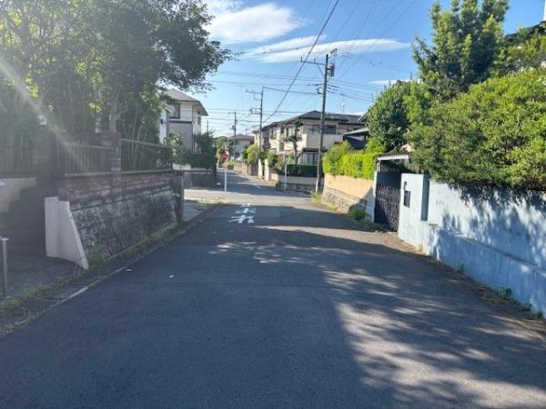 カーポート付きで2台駐車可能です。（車種によります）