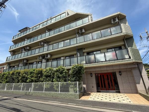 爽やかな緑を纏う、洗練されたマンション