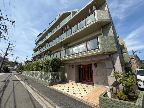 住居の環境を保護するための地域、第一種住居地域にございます。
