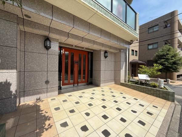 住居の環境を保護するための地域、第一種住居地域にございます。