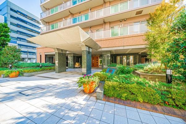 エントランスの自動ドアは、不審者や勧誘員などの建物内立ち入りを防いでくれるオートロック付きです。