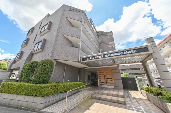 重厚感ある外壁タイル貼り。安心のTVモニター付オートロックシステム。