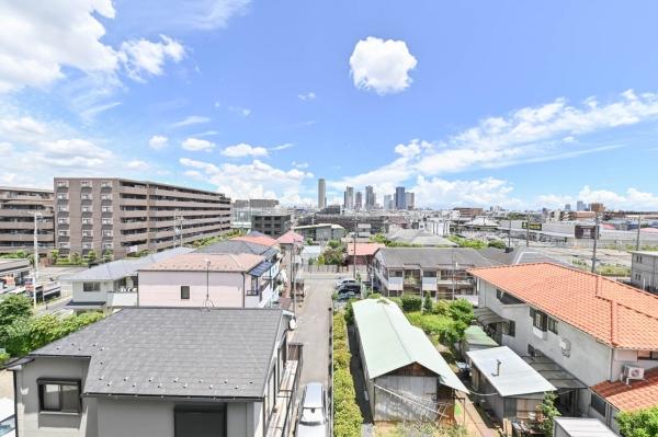バルコニーからの眺望。南東向きですので、リビング・ダイニングに朝日が差し込みます。