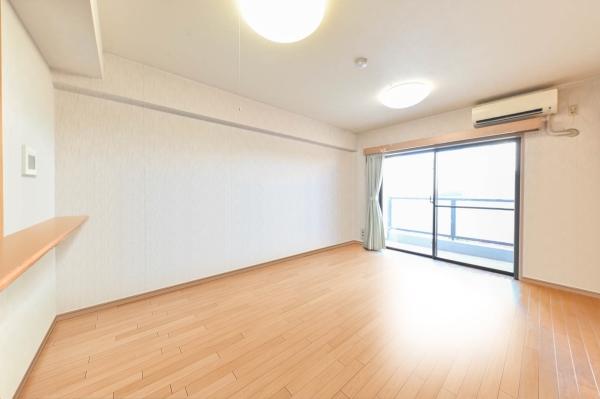 バルコニーからの眺望。南東向きですので、リビング・ダイニングに朝日が差し込みます。