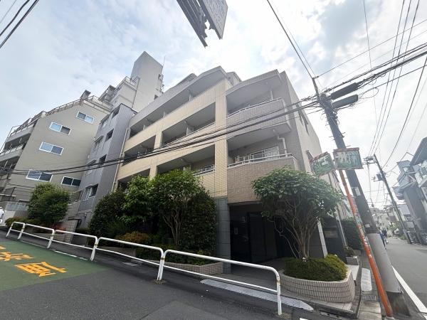 角地に建てられた開放感のあるマンション