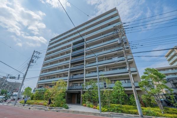 南面　ガラス手摺のバルコニーやアルミのルーバーなど洗練された都会的な表情
