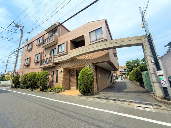 タイル張りでスタイリッシュな外観。碑文谷エリアの雰囲気に合った低層マンションです。
