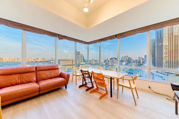 約18.2帖のリビングダイニング　19階南西向き、南東向きの角住戸につき日当たり、眺望良好
