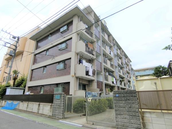 ブラウン色のタイル張りの外観は落ち着いた雰囲気を作り出します。