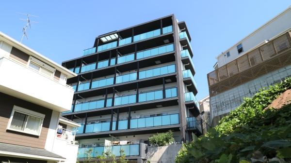 楓の並木道に佇む、青色のガラス手すりが目印の邸宅